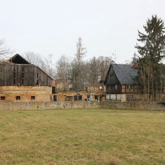Südliches Wohnhaus, nördliches Seitengebäude mit Oberlaube und westliche Scheune eines Vierseithofes Pfarrweg 5