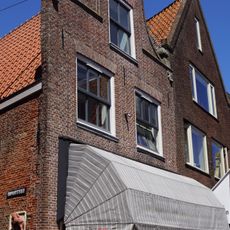 Pand met midden 18e-eeuwse bakstenen halsgevel met bakstenen klauwstukken, pand 17e-eeuws