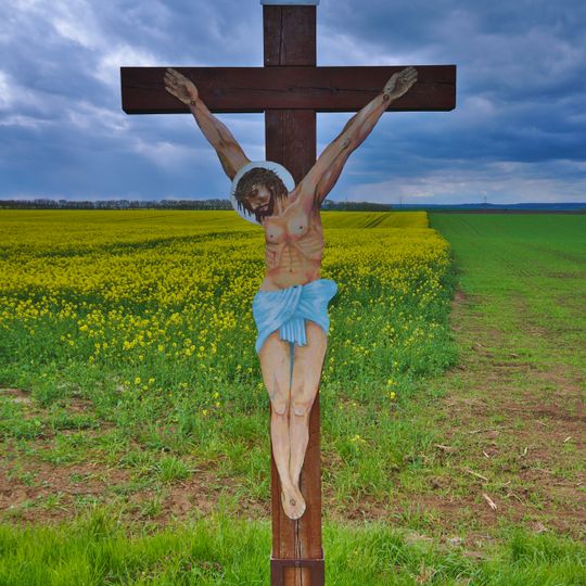 Dřevěný kříž u Tištína vedle silnice