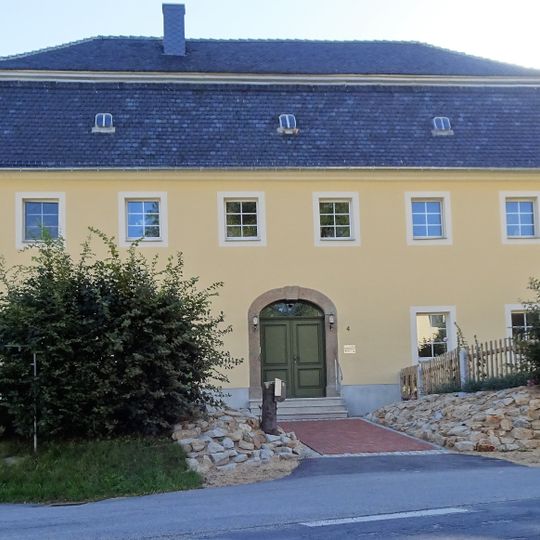 Wohnhaus und Hofmauer mit Einfahrt Weißenberger Landstraße 4