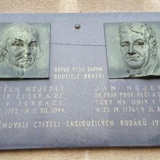 Pamětní deska bratrů Nejedlých na náměstí v Žebráku