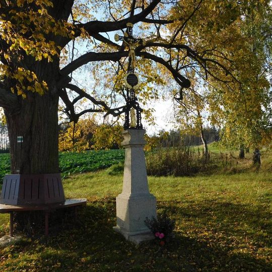 Kříž u polní cesty severozápadně od Děkanovic