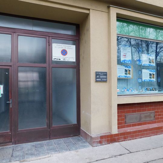 Pamětní deska Jiřího Havránka a Emanuela Ptáčka na domě Lotyšská 646/10 v Bubenči