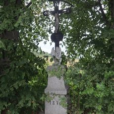 Kříž u silnice východně od Hroznatína