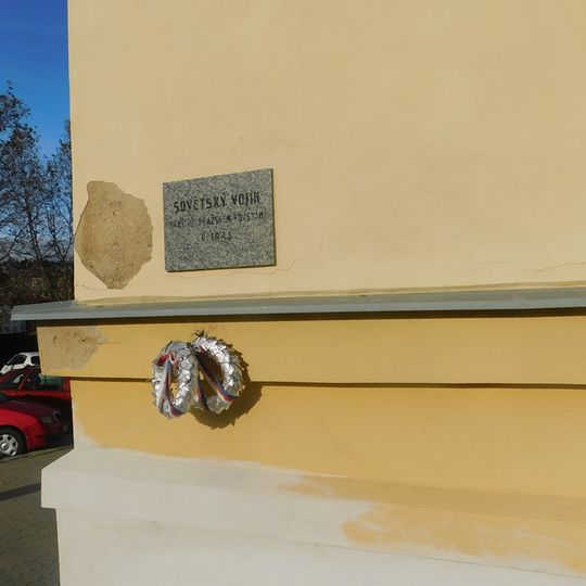 Pamětní deska neznámého sovětského vojína na domě Za Pohořelcem 529/18 na Dlabačově