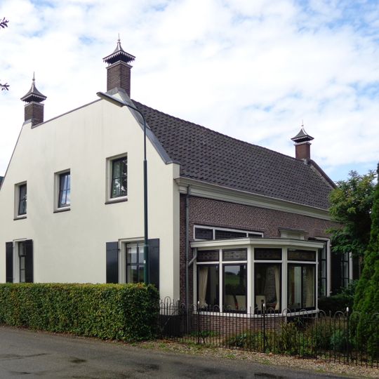 Woonhuis, dubbel zadeldak, zijgevels door schoorstenen bekroond