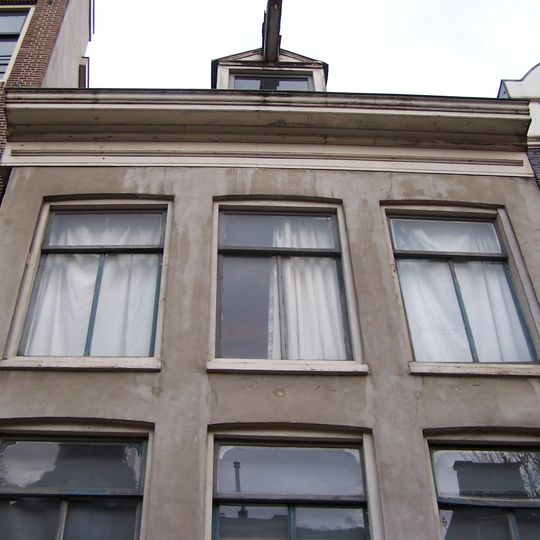 Pand met gevel onder rechte lijst met twee consoles