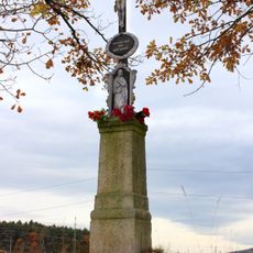 Kříž nad křižovatkou