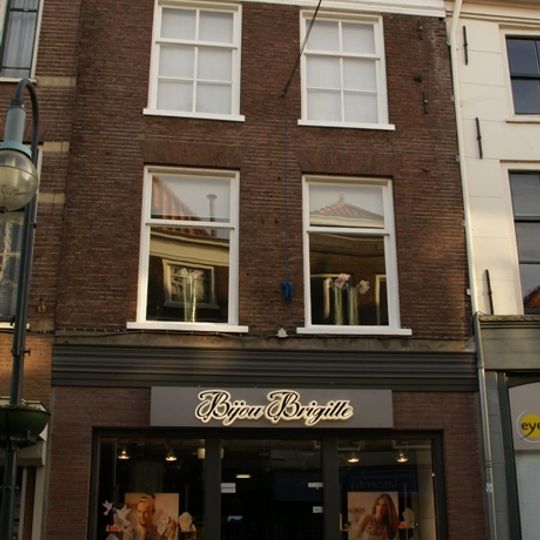 Huis met eenvoudige lijstgevel onder oudere lijst