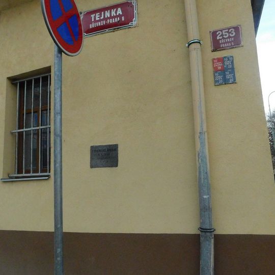 Pamětní deska Ferdinanda Šponara na domě Bělohorská 253/53 na Břevnově