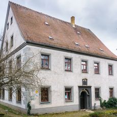 Superintendentur, zwei aneinandergebaute Nebengebäude im Hof an der Frongasse und Einfriedungsmauer mit Torbogen an der Frongasse Kirchplatz 2