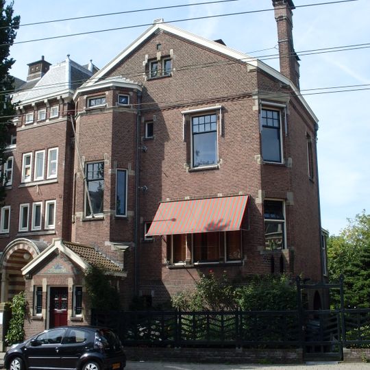 Half vrijstaande villa met bijbehorend tuinhek