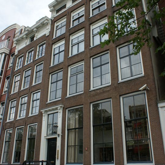 Pand met gevel onder rechte lijst met consoles