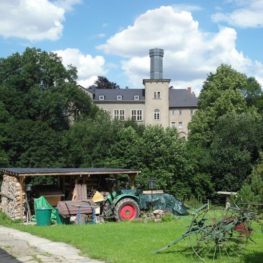 Ehemaliges Schloss und nördliches Wirtschaftsgebäude sowie Terrassierung südlich des Schlosses Rathausstraße 7; 9