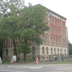 Mietshaus in offener Bebauung mit Vorgarten Straße der Nationen 84