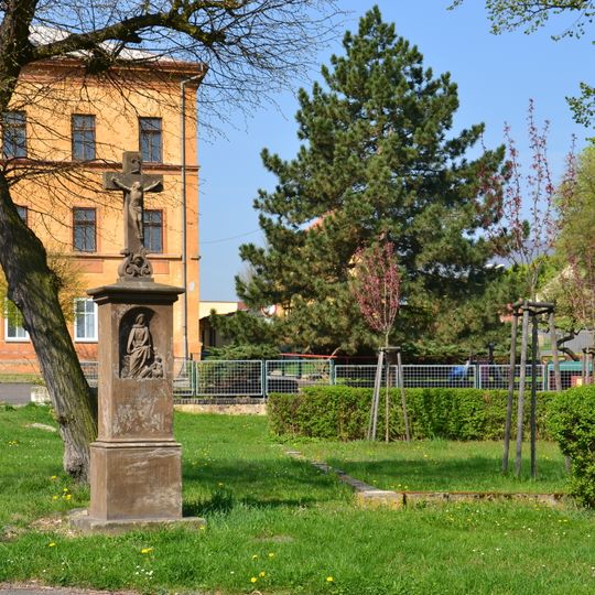 Kříž na návsi v Jeníkově