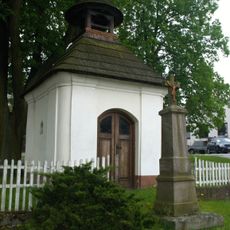 Kříž u kapličky v Třenici