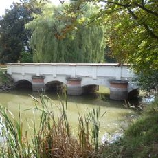 Most nad vodním kanálem