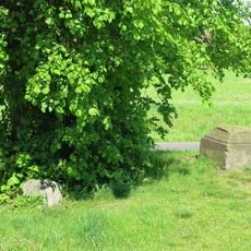 Podstavec zničeného kříže na rozcestí ke Kletečné