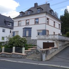 Wohnhaus in offener Bebauung mit Vorgarten und Einfriedung Anton-Herrmann-Straße 33