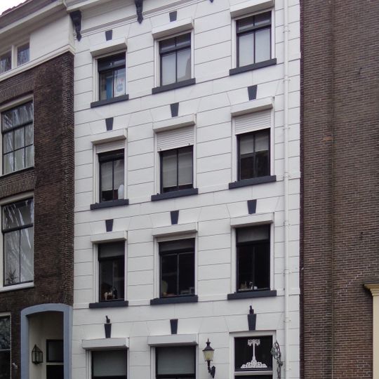 Pand met gepleisterde gevel en rechte kroonlijst met consoles XIX B
