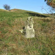 Socha u polní cesty severně od Kunratic