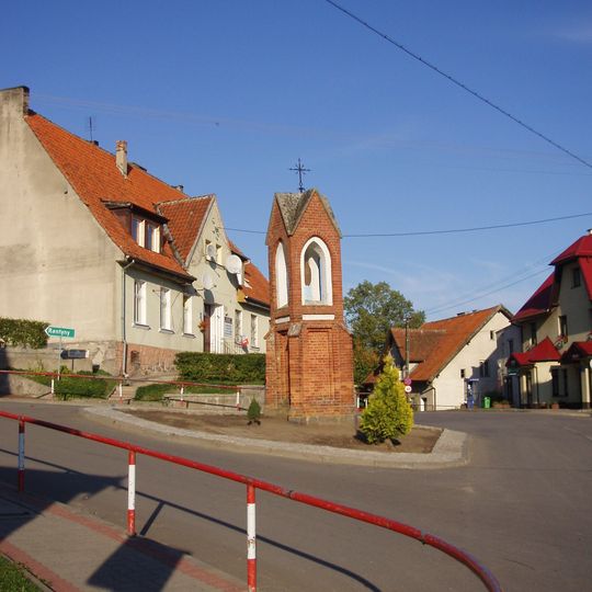 Kapliczka przydrożna, przy skrzyżowaniu dróg do Woryt