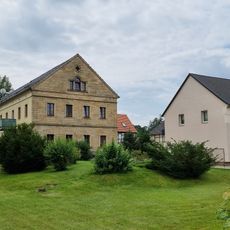 Wohnstallhaus (Nr. 27) und Scheune (Nr. 29a-c) eines Bauernhofes Wesenitzstraße 27; 29a; 29b; 29c