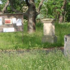 Podstavec sochy na návsi ve Zlovědicích