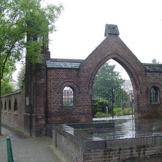 Kerkhofmuur met poorten
