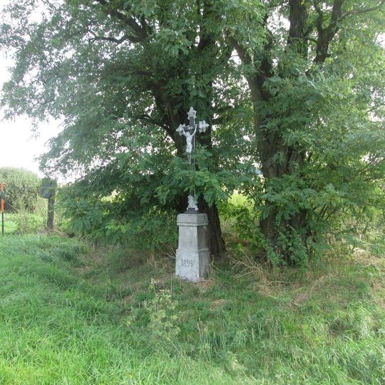 Kříž jižně od Zvíkova na rozcestí