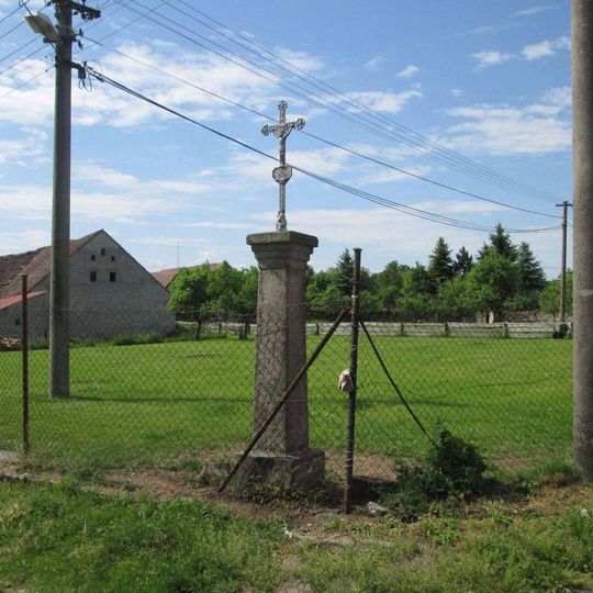 Kříž v Olšanech v zahradě