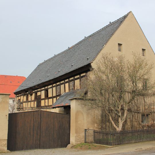 Wohnhaus mit geschlossener Oberlaube und Seitengebäude eines Dreiseithofes Purschwitz 31