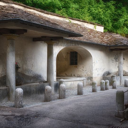 Fontana pubblica e lavatoio porticato