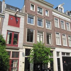 Pand met gevel onder rechte lijst