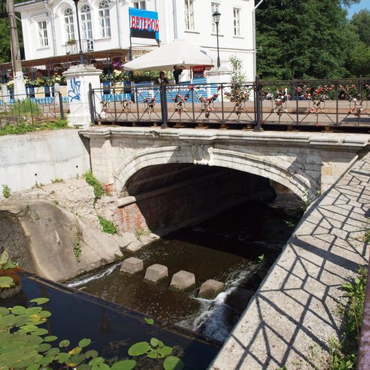 Мост на плотине