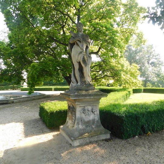 Socha Omfaé v zámeckém parku ve Slavkově