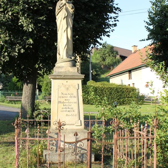 Socha Panny Marie Immaculaty s železným kovaným plůtkem a brankou