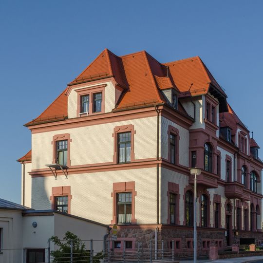 Doppelwohnhaus in offener Bebauung mit Einfriedung Schumannstraße 4; 6