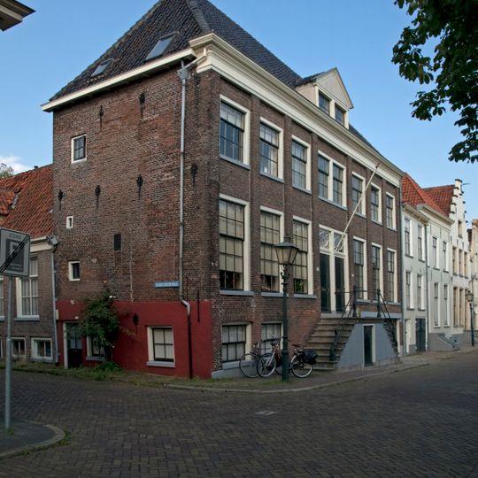 Breed pand door lisenen gelede gevel met rechte kroonlijst