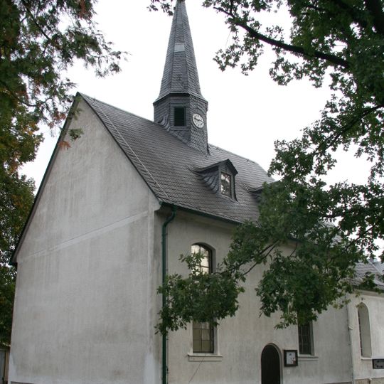 Kirche mit Kirchhof, Kriegerdenkmal für die Gefallenen des 1. Weltkrieges und Einfriedung, weiterhin mit benachbartem Friedhof und verbindender Allee Schneeberger Straße 29