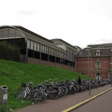 Station Den Haag Hollands Spoor: Overkapping Leidse zijde met keermuur