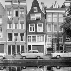 Huis met latere gevel onder eenvoudige klokvormige top