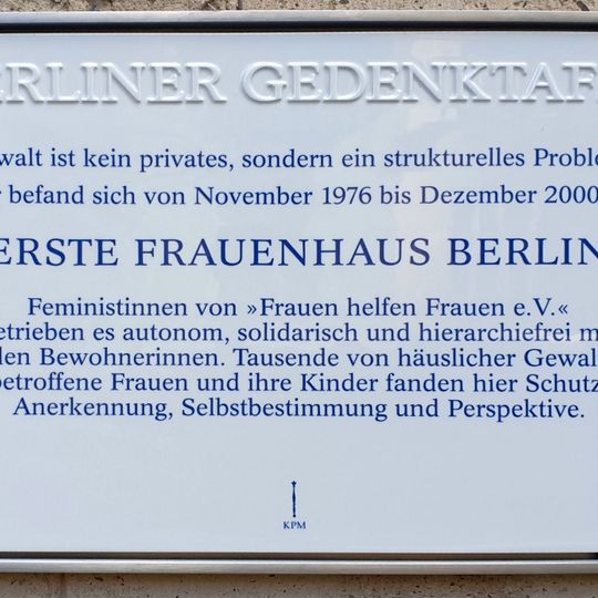 Commemorative plaque for the first women's shelter in Berlin