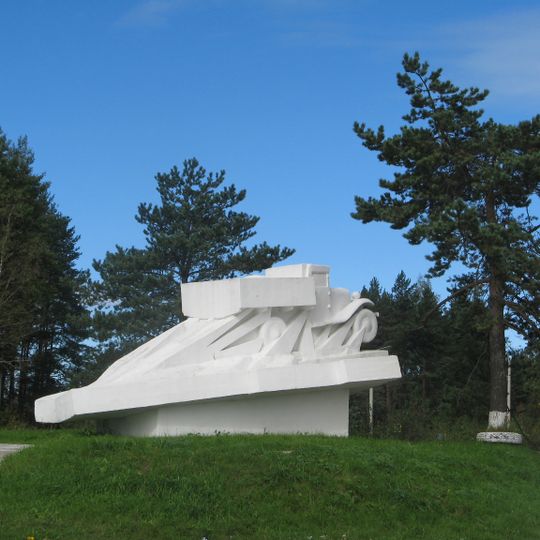 Автомашина, установленная в честь автомобилистов, работавших на «Дороге жизни»