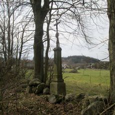 Kříž východně od Velenov u zaniklé cesty