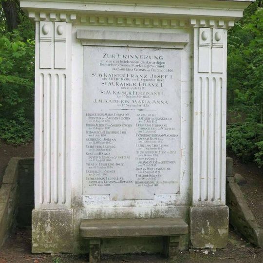 Památník významných návštěv v zámeckém parku v Krásném Dvoře