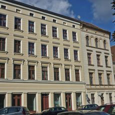 Mietshaus in geschlossener Bebauung, mit Läden mit originaler Front Elisabethstraße 25