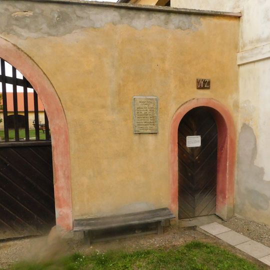 Pamětní deska rodu Šubrtů v Třebízi