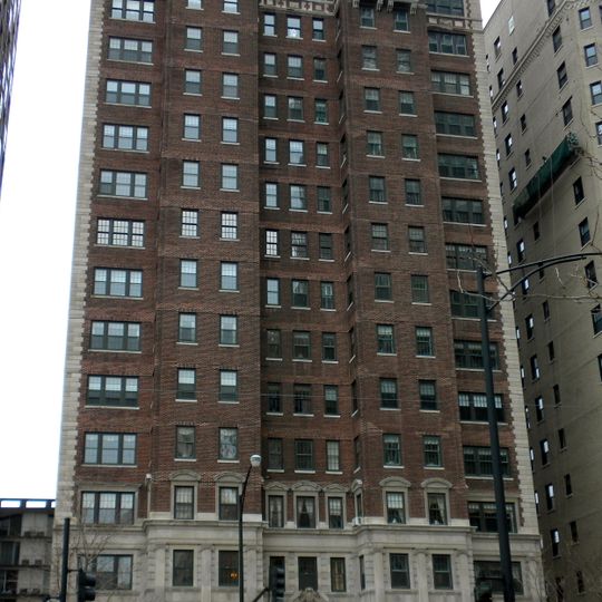 Building at 399 West Fullerton Parkway